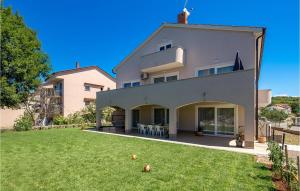 Κήπος έξω από το 2 Bedroom Lovely Apartment In Viskovo