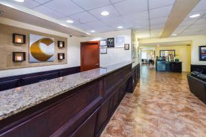 eine große Lobby mit Bar in einem Krankenhaus in der Unterkunft Comfort Inn & Suites in Edson