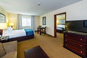 ein Hotelzimmer mit einem Bett und einem Fernseher in der Unterkunft Comfort Inn & Suites in Edson