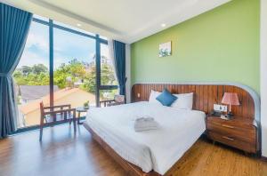 Postel nebo postele na pokoji v ubytování Mega Sky Dalat Hotel