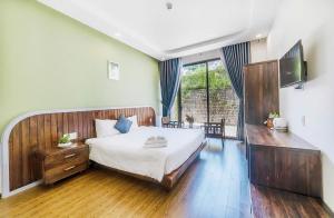 Postel nebo postele na pokoji v ubytování Mega Sky Dalat Hotel