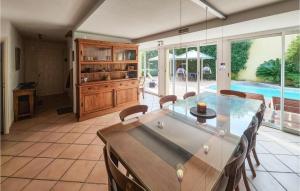 Bazén v ubytování Lovely Home In Agde With Wifi nebo v jeho okolí