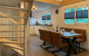una cucina e una sala da pranzo con tavolo e sedie di 3 Bedroom Lovely Home In Marienberg a Mariënberg