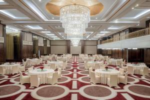 ジッダにあるThe Hotel Galleria Jeddah, Curio Collection by Hiltonの白いテーブルとシャンデリアのある宴会場 +234枚の写真