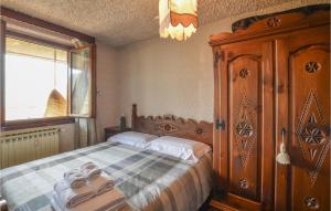 a bedroom with a bed with towels on it at Awesome Apartment In Frabosa Sottana in Frabosa Sottana