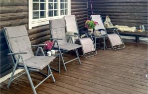 4 sedie e un tavolo con un cane su un portico di Beautiful Home In Bjorli a Bjorli
