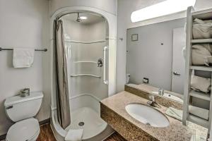 ห้องน้ำของ Motel 6 Colorado Springs, CO – South/Metro Area +16 ภาพ