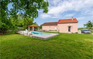 Bazén v ubytování Three-Bedroom Holiday Home In Neoric nebo v jeho okolí
