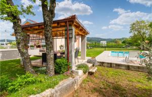 Bazén v ubytování Three-Bedroom Holiday Home In Neoric nebo v jeho okolí