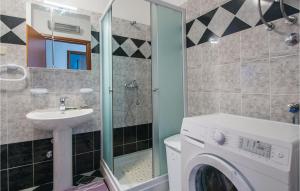 a bathroom with a washing machine and a sink at Stunning Apartment In Labin With House Sea View in Labin