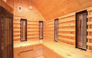 um quarto vazio com paredes e janelas de madeira em Landhaus Mit Sauna Kleblach em Fellbach mais 20 fotografias