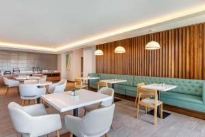 Posezení v ubytování Cambria Hotel LAX