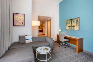 Posezení v ubytování Cambria Hotel LAX