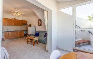 Η κουζίνα ή μικρή κουζίνα στο Amazing Apartment In Ciudad Quesada +13 φωτογραφίες