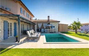 Πισίνα στο ή κοντά στο Beautiful Home In Maruzini With Sauna