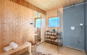 Ένα μπάνιο στο Beautiful Home In Maruzini With Sauna