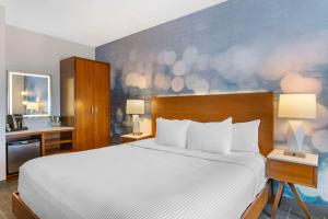 Postel nebo postele na pokoji v ubytování Cambria Hotel LAX