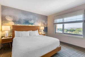 埃尔塞贡多Cambria Hotel LAX的带一张大床和一扇窗户的卧室 更多26张照片