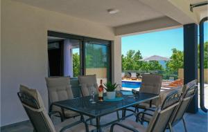 een eetkamer met een tafel en stoelen bij Gorgeous Home In Glavina Gornja in Gornja Glavina