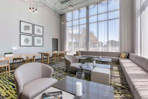 Posezení v ubytování Cambria Hotel LAX