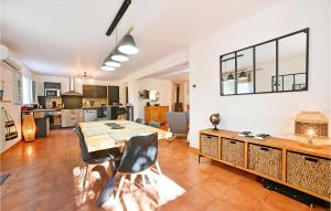 Η κουζίνα ή μικρή κουζίνα στο 3 Bedroom Beautiful Home In Barjac