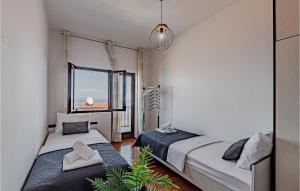 Katil atau katil-katil dalam bilik di 2 Bedroom Nice Apartment In Prigradica +14 gambar