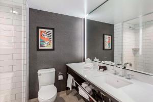 Koupelna v ubytování Cambria Hotel LAX