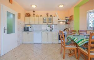 Kuchyň nebo kuchyňský kout v ubytování Two-Bedroom Holiday Home In Betiga