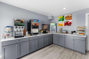 a kitchen with aasteryasteryasteryasteryasteryasteryasteryasteryasteryasteryasteryastery at Quality Inn Lakefront in Saint Ignace