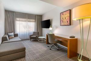 TV a/nebo společenská místnost v ubytování Cambria Hotel LAX