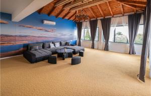 Χώρος καθιστικού στο Lovely Home In Vir With Sauna