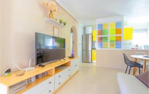 Telewizja i/lub zestaw kina domowego w obiekcie Cozy Apartment In Torrevieja With Wifi