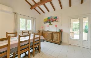Fotografie z fotogalerie ubytování Cozy Apartment In Vallon Pont D'arc v destinaci Vallon-Pont-dʼArc