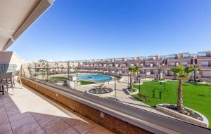 einen Balkon mit Blick auf ein großes Gebäude in der Unterkunft Beach Front Apartment in Pilar de la Horadada