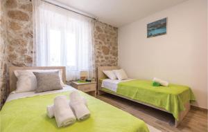 Ein Bett oder Betten in einem Zimmer der Unterkunft Awesome Home In Ploce With Jacuzzi