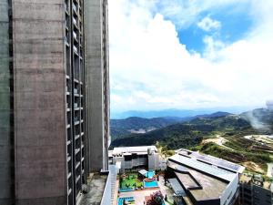 eine Ansicht von der Seite eines Gebäudes in der Unterkunft GENTING FoggyCold StayCation AT Ion Delemen By HAPYHOME in Genting Highlands