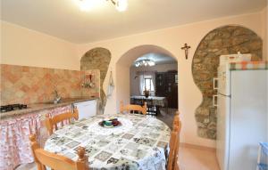 a kitchen with a table and a dining room at 3 Bedroom Nice Home In Campodimele in Campodimele