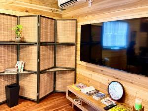 TV a/nebo společenská místnost v ubytování 紬の宿こがち -奄美大島の貸切別荘- kogachi japanese kominka stay in Amami Island