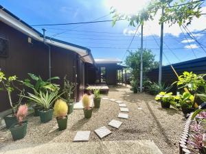 Zahrada ubytování 紬の宿こがち -奄美大島の貸切別荘- kogachi japanese kominka stay in Amami Island + 14 fotografií