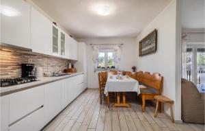 Η κουζίνα ή μικρή κουζίνα στο Beautiful Apartment In Sveti Juraj