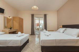 Postel nebo postele na pokoji v ubytování Yakinthos Hotel