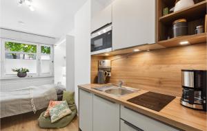 Η κουζίνα ή μικρή κουζίνα στο Lovely Apartment In Naumburg With Wifi