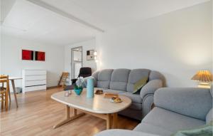 レネにある2 Bedroom Awesome Apartment In Rønneのソファとテーブルのあるリビングルーム