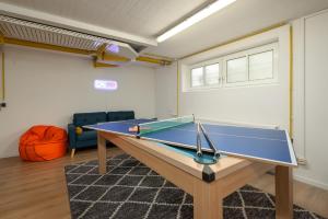 a ping pong table in a room with a couch at Leipzig Mitte - 2 Parkplätze - Koselig Apartments in Leipzig