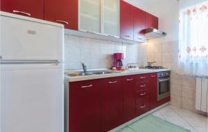 Kuchyňa alebo kuchynka v ubytovaní Two-Bedroom Apartment In Porec + 14 fotografií