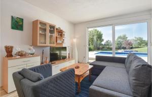 Ruang duduk di Two-Bedroom Holiday Home In Sinj