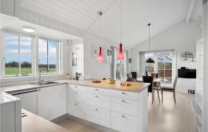 Kuchyň nebo kuchyňský kout v ubytování Awesome Home In Fredericia With Kitchen