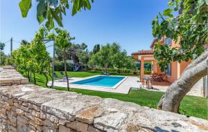 Bazén v ubytování Two-Bedroom Holiday Home In Banjole nebo v jeho okolí