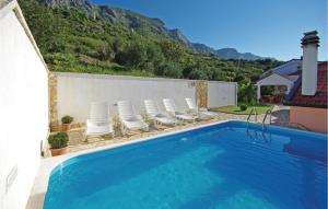 Cảnh núi rừng hoặc tầm nhìn ra núi từ căn hộ