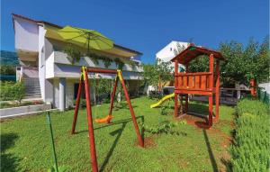 Κήπος έξω από το Three-Bedroom Apartment Kastel Kambelovac With Sea View 01 +21 φωτογραφίες